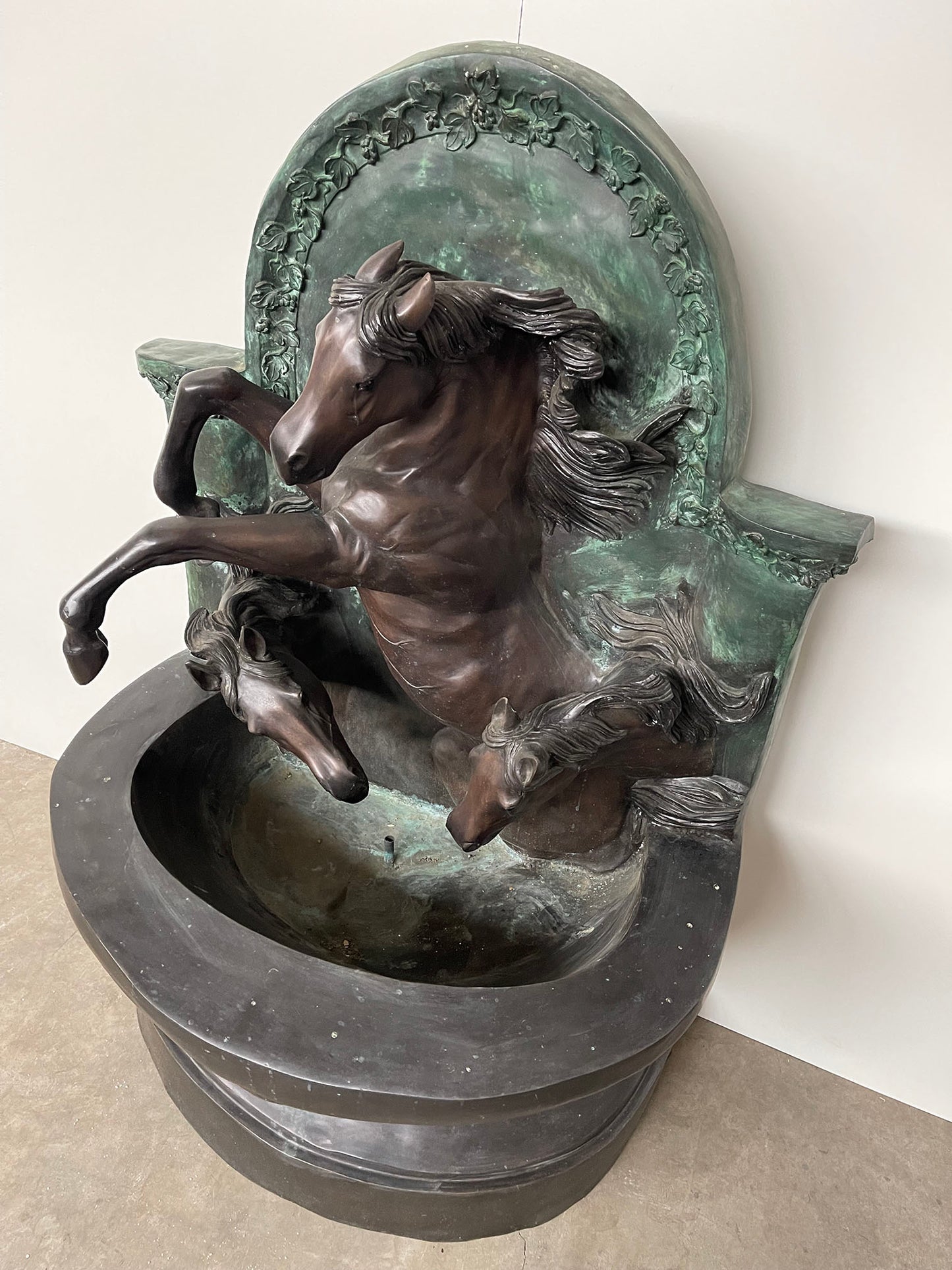 Groot bronzen paarden standbeeld/fontein